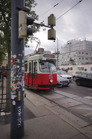 ramway rouge typique circulant en ville pour visiter Vienne autrement.