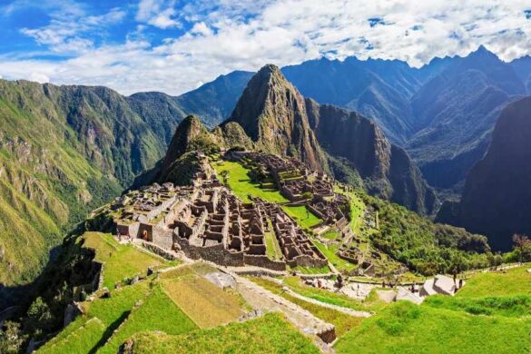 Vue panoramique sur les ruines de la cité inca idéale pour visiter le Machu Picchu.
