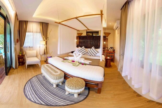 Une chambre d'hôtel élégante et lumineuse pour se reposer après avoir exploré un bon Khao Sok.